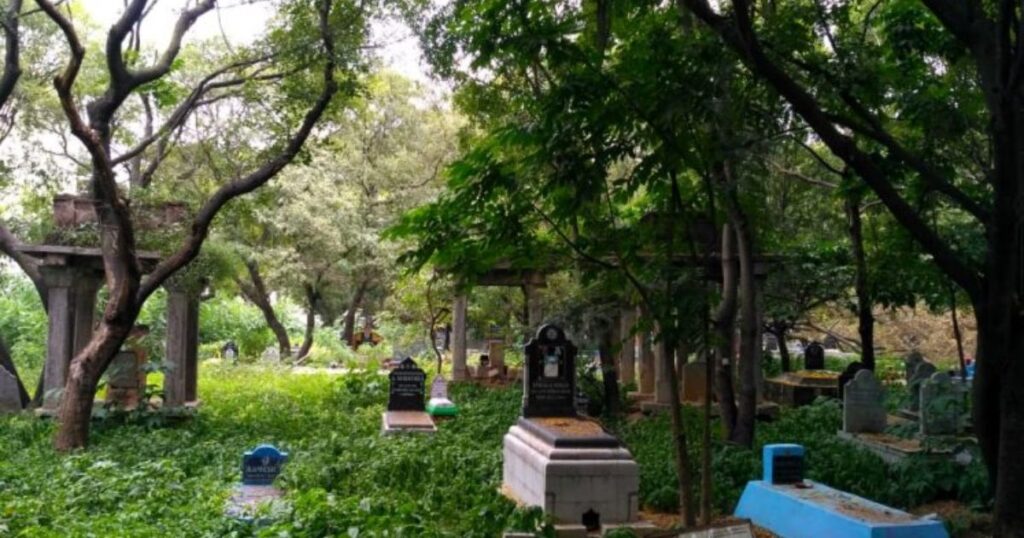 Anandpuri Cemetery – Eerie Encounters in the City